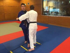 Senna staat op de judomat met een tegenstander