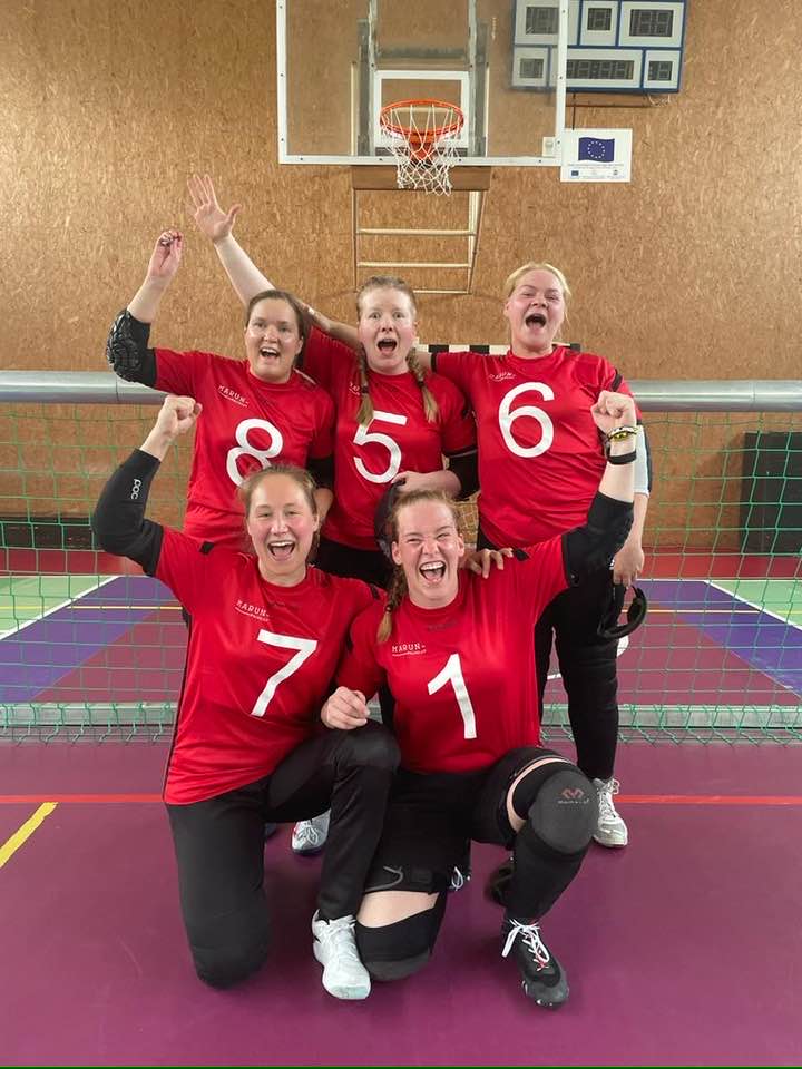 stephanie juigend met haar goalballteam