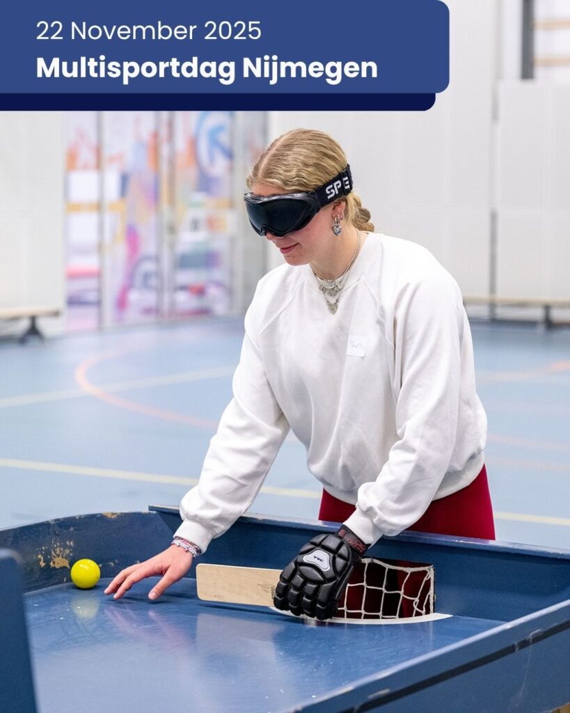 vrouw die geblinddoekt showdown speelt. afbeelding bevat een tekst: 22 november 2025 Multisportdag Nijmegen