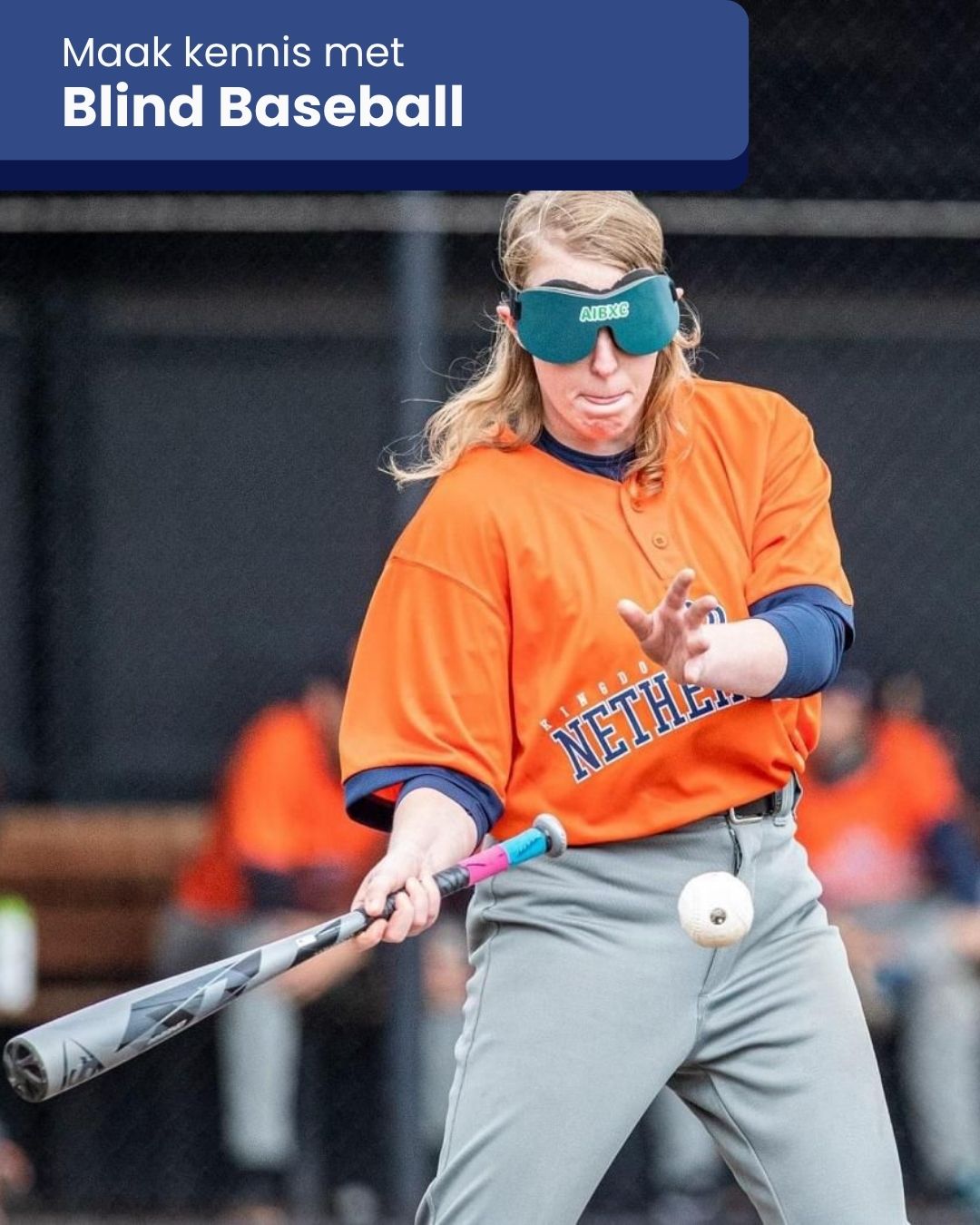 Blind baseballspeler noa in actie voor het nederlands team. Bevat tekst: maak kennis met blind baseball