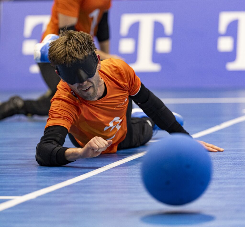 goalballspeler duikt naar de bal