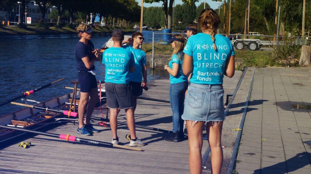 rowing blind vrijwilligers op de kade