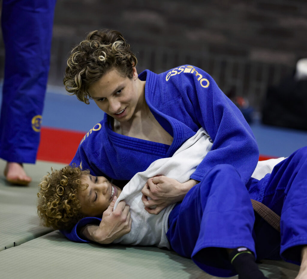 twee judoka's in een wedstrijd