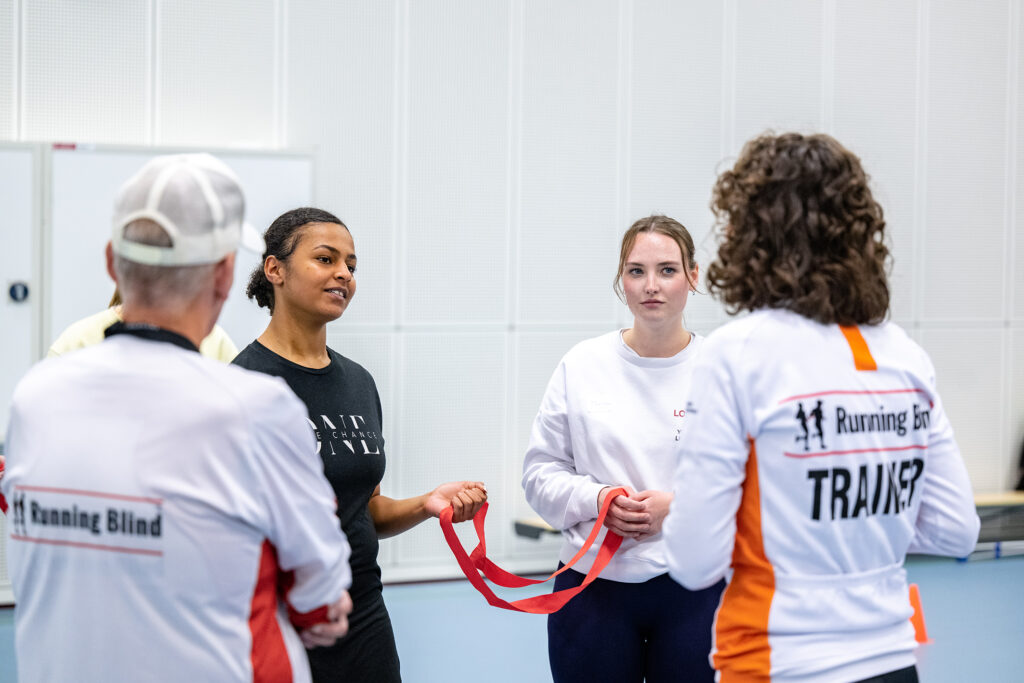 een trainer legt uit hoe samen hardlopen werkt met een band/lint