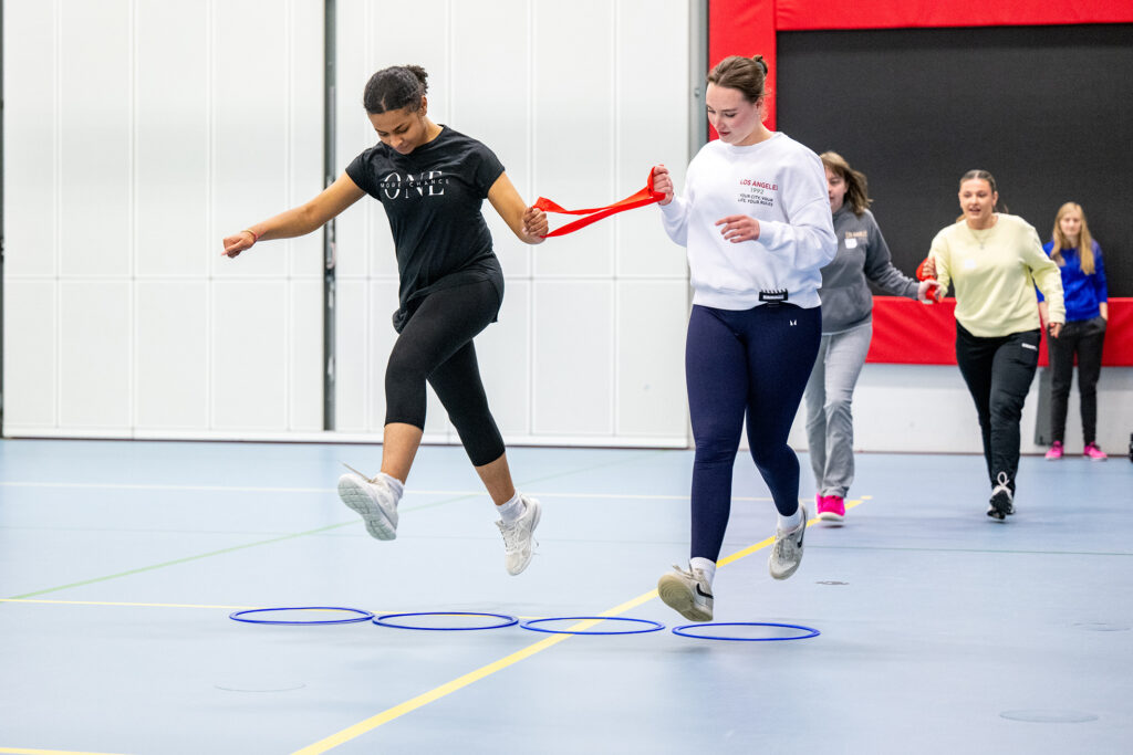 een buddy en een blinde loper oefenen samen in een sportzaal