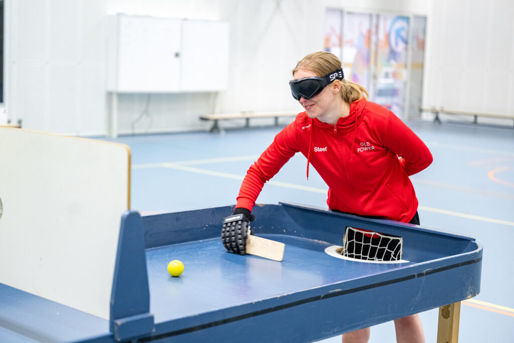 showdownspeler speelt de bal