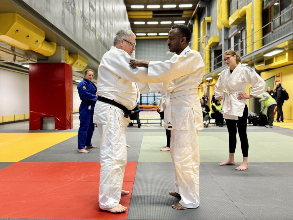 twee judoka's klaar om te starten