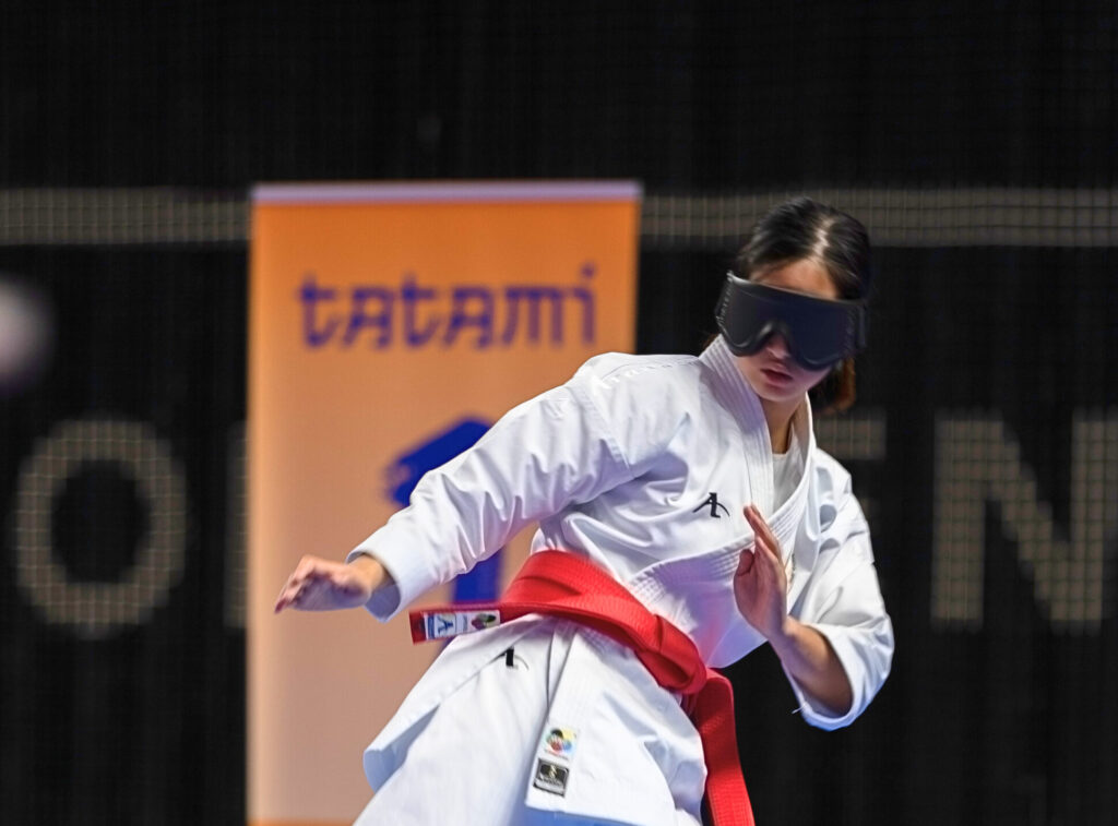 an mei in actie op de mat