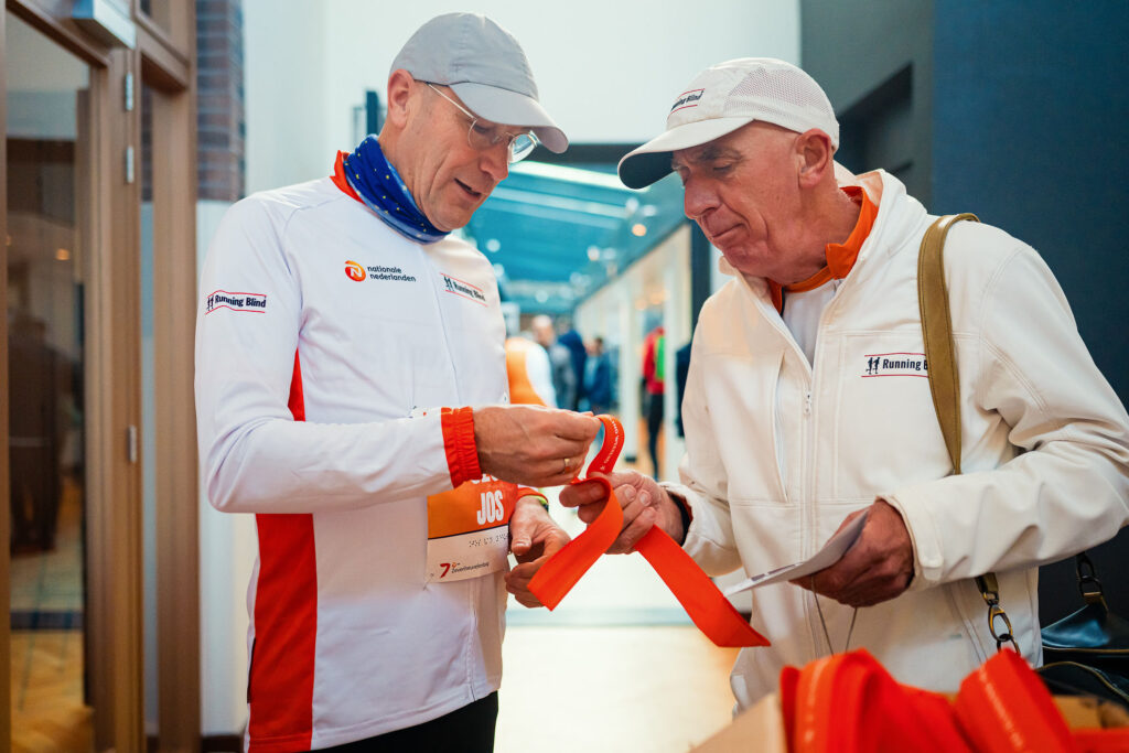 twee mannen bekijken en voelen het hardlooplint