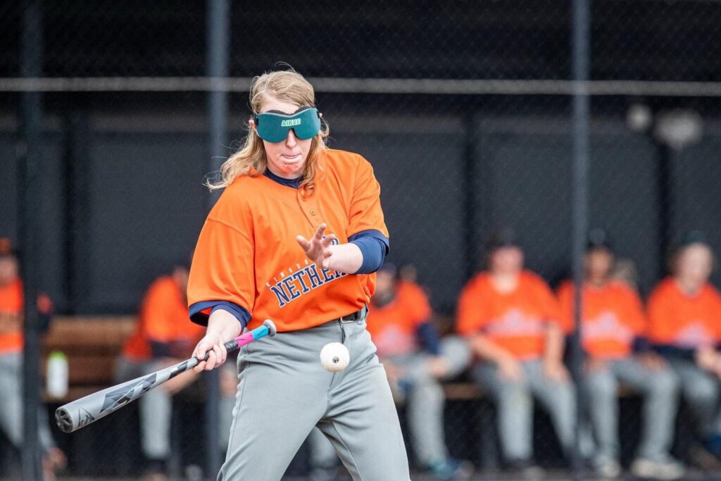 blind baseballspeler noa slaat de bal