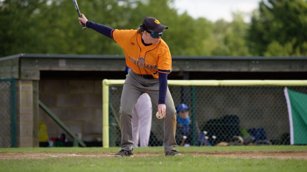 blind baseball speler staat klaar om de bal te slaan