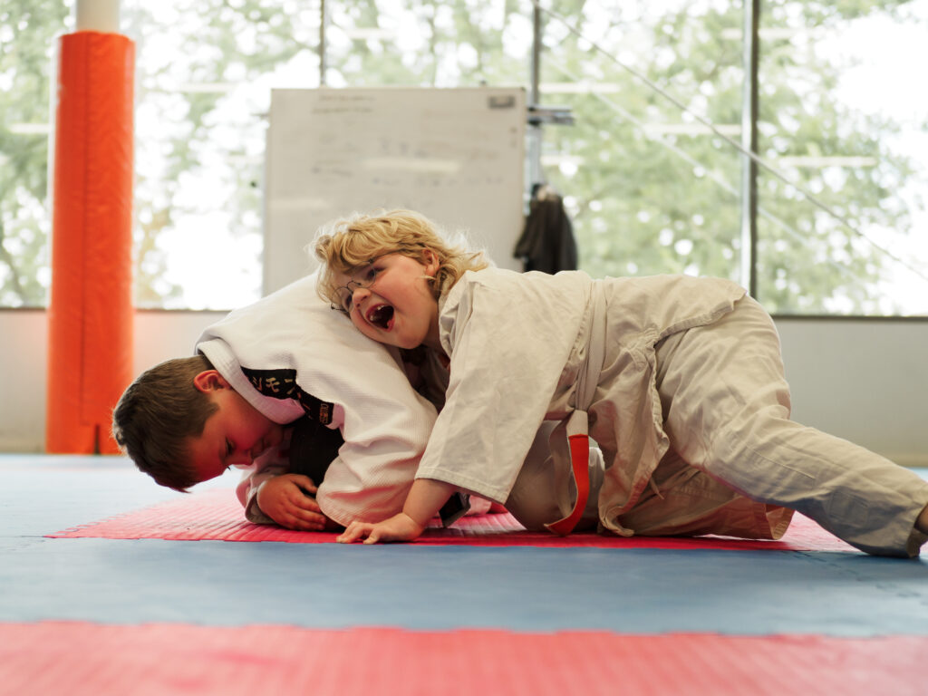 twee jonge judoka's oefenen samen