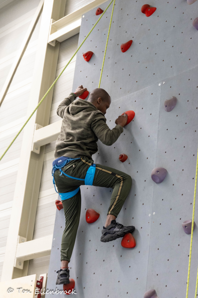 Sporter op een klimwand.