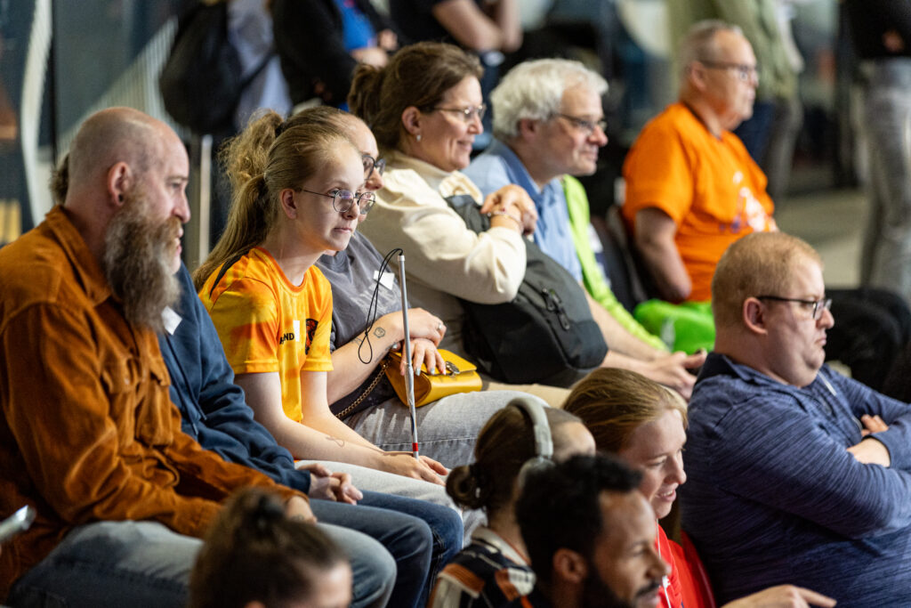 Supporters op de audiotribune
