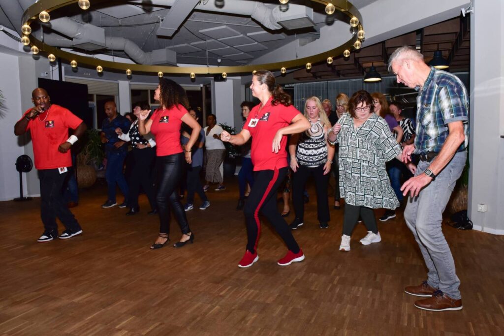salsa dansers in een danszaal