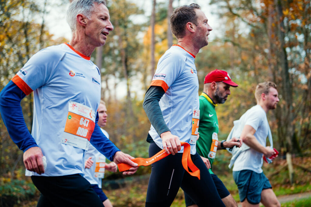twee lopers met een lint in het bos