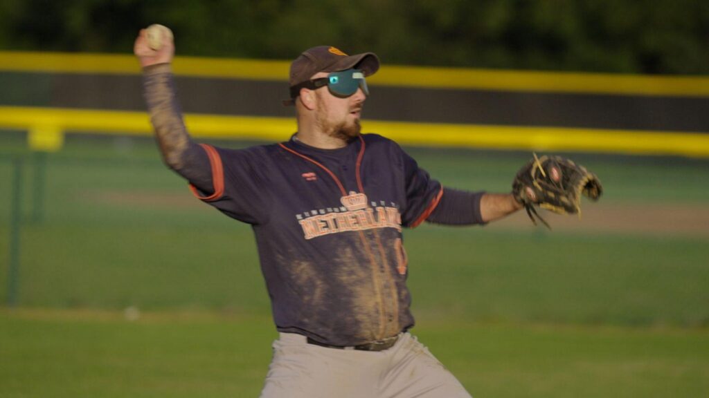 blind baseballspeler gooit de bal