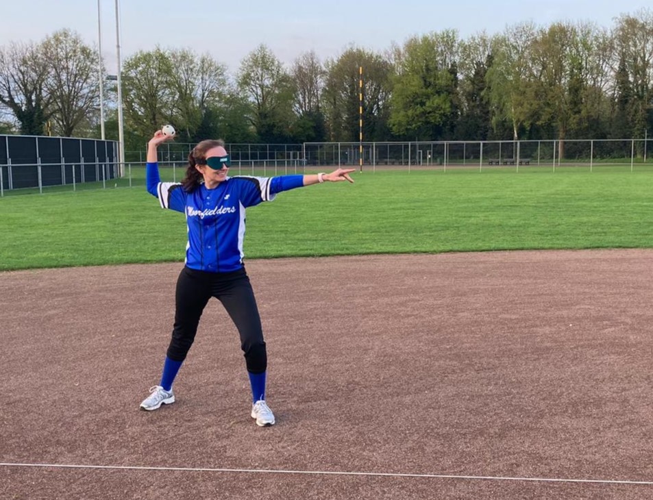 marloes staat in positie om de baseball ball te gooien