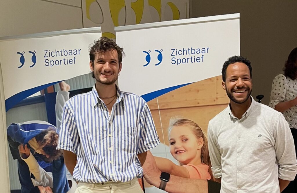 chris quartey en melvin dirks poseren na hun presentatie bij de banners van zichtbaar sportief