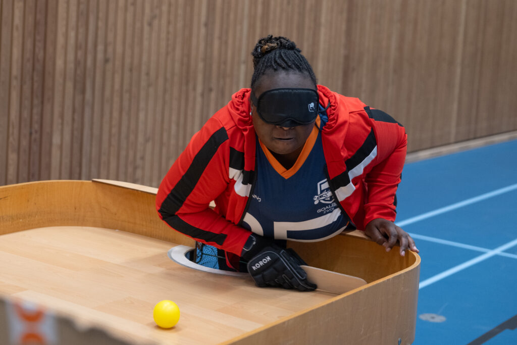 deelneemster multisportdag slaat een bal weg bij showdown