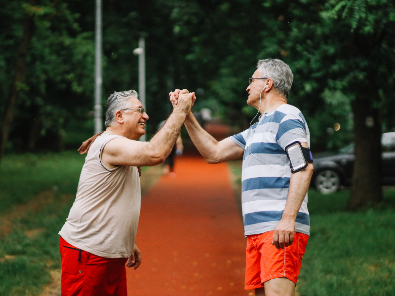 twee hardlopers geven elkaar een high five