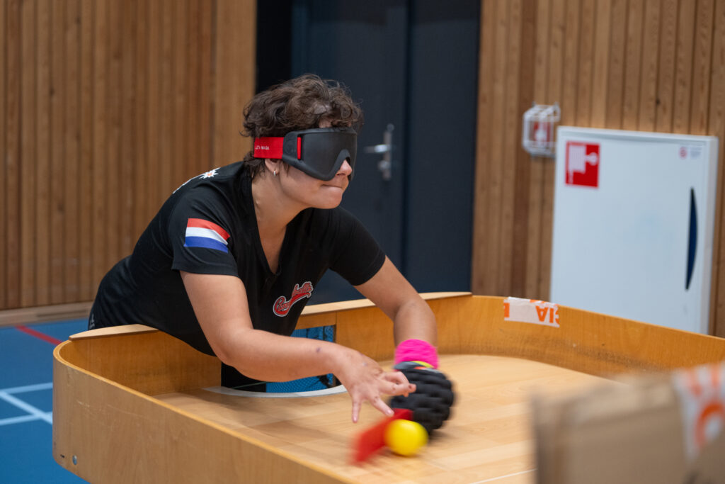 sporter oefent met showdown tijdens een multisportdag