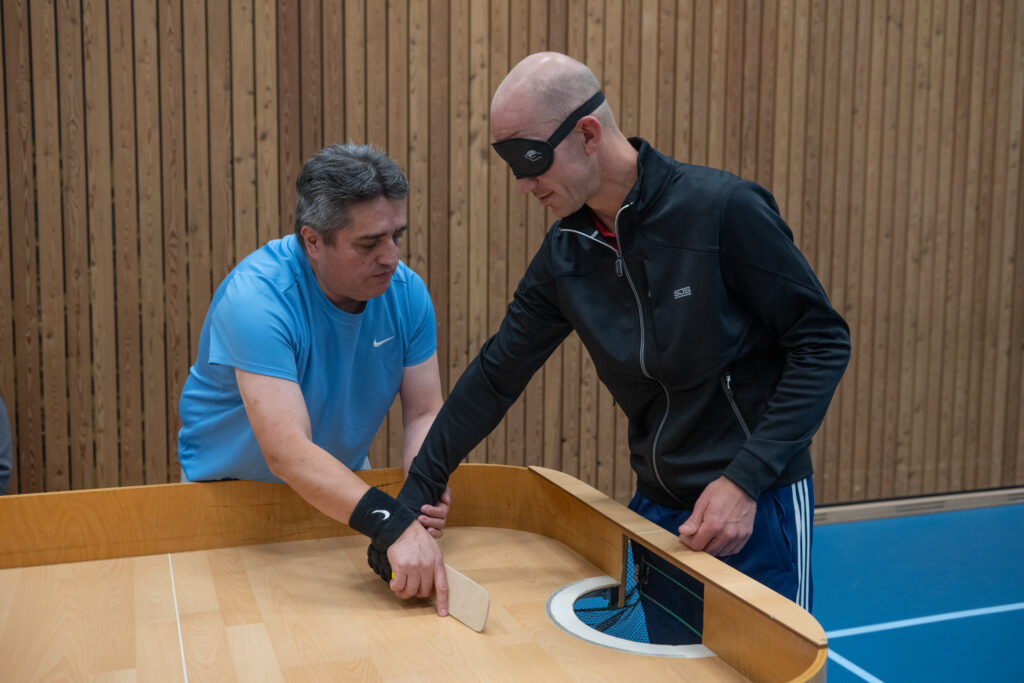 een showdown trainer geeft uitleg aan een deelnemer bij de showdown tafel