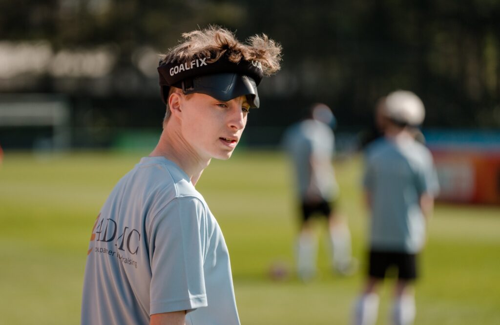 wikke op het voetbalveld met blindenvoetbal bril
