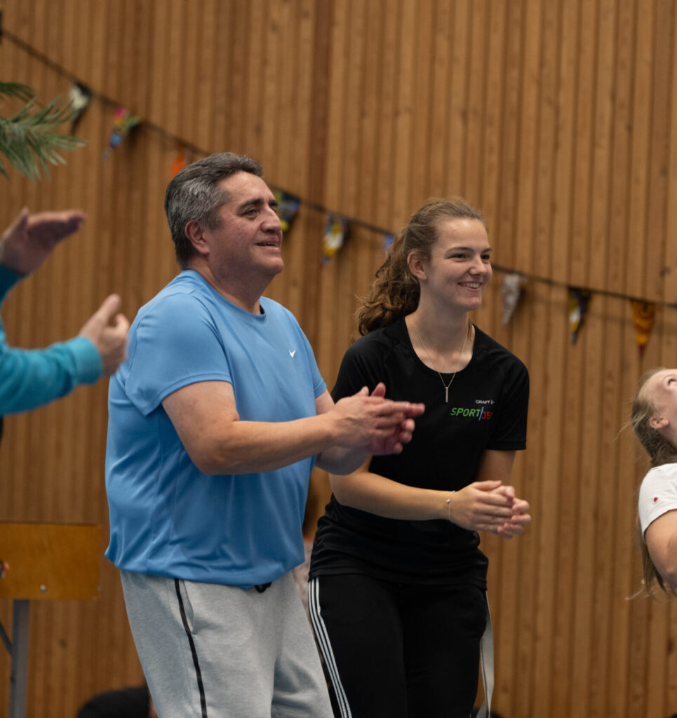 deelnemers van de multisportdag dansen vrolijk tijdens een dansclinic