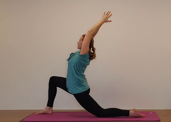 vrouw in yoga pose op een matje,