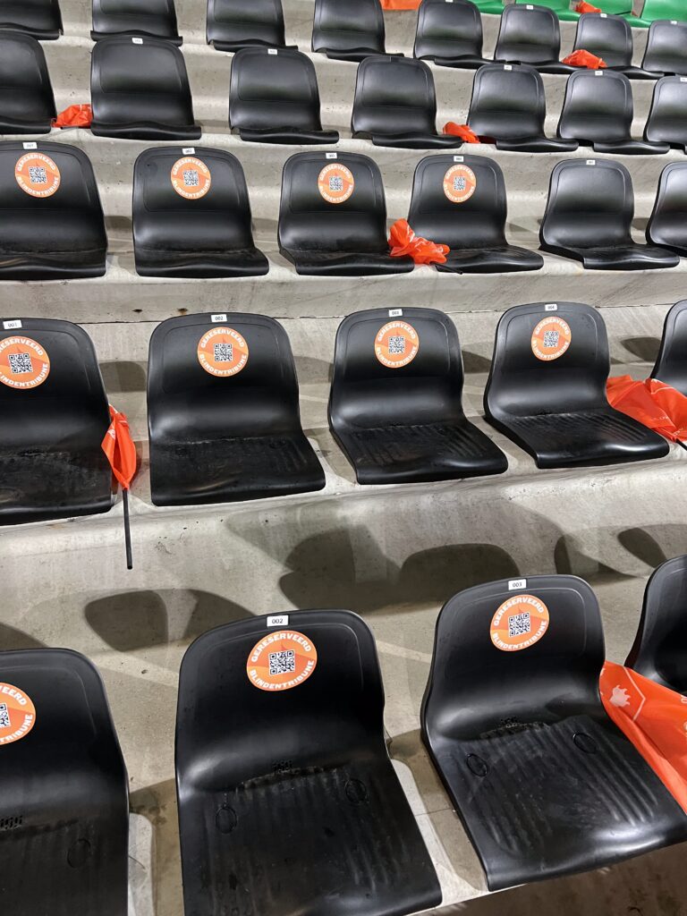 Lege tribune stoeltjes