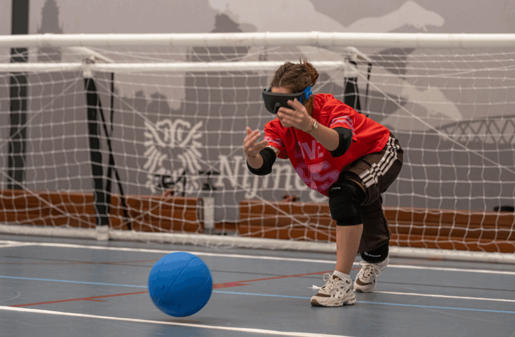 deelnemer van de multisportdag gooit een goalball bal