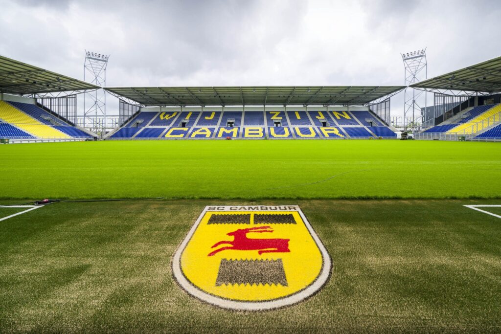 logo sc cambuur op grasveld in het stadion