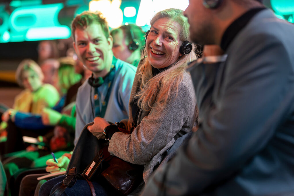 Lachende mensen op audiotribune