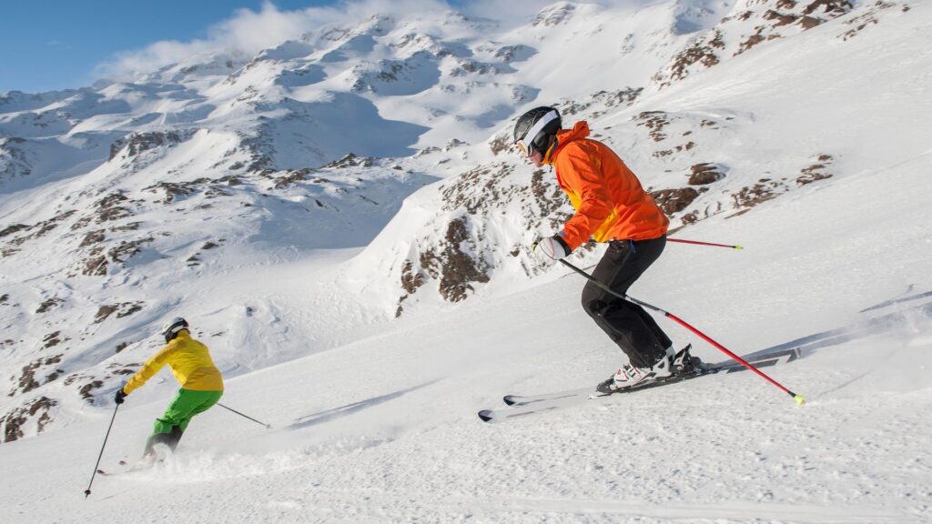 twee skiërs gaan de berg af