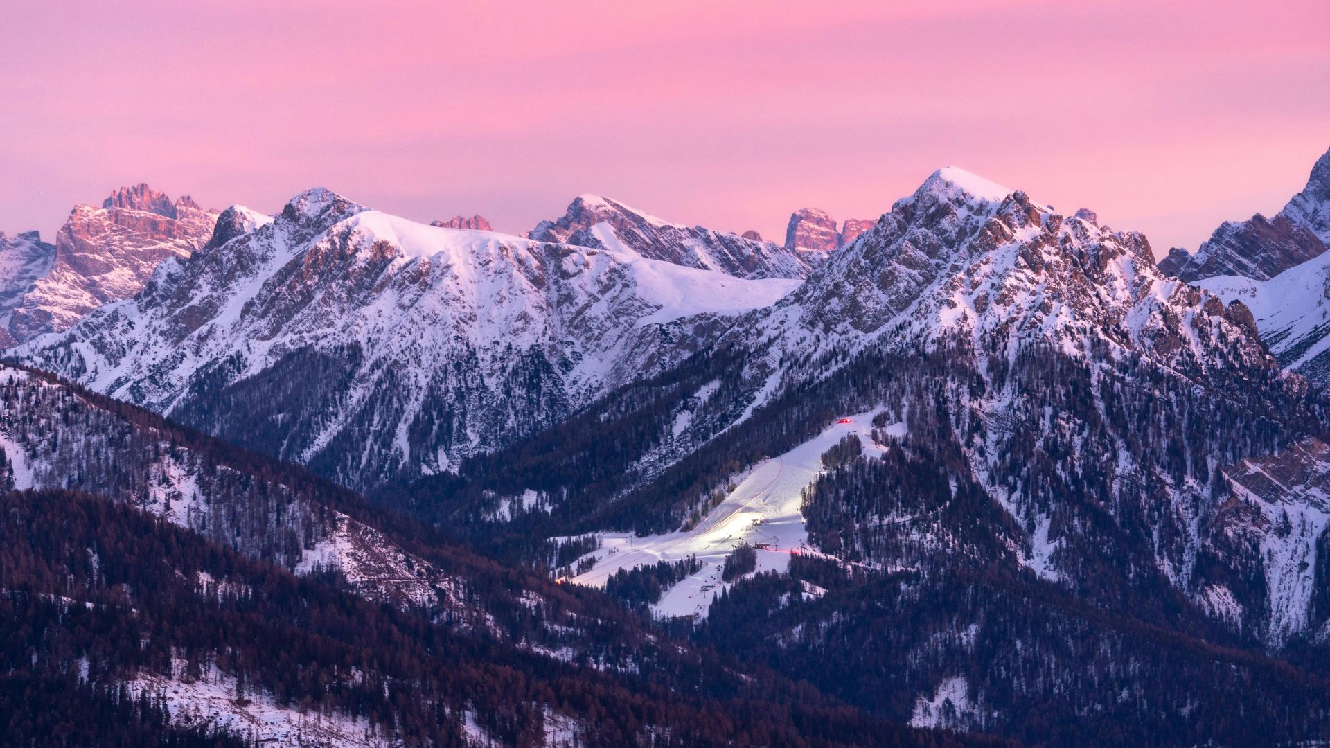 besneeuwde bergen bij zonsondergang