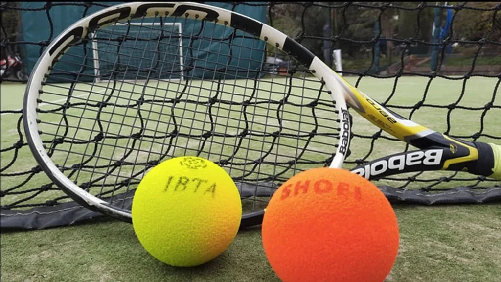 tennisracket met grote tennisballen