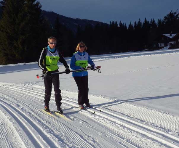 Twee mensen aan het langlaufen