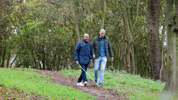 twee mensen in het bos