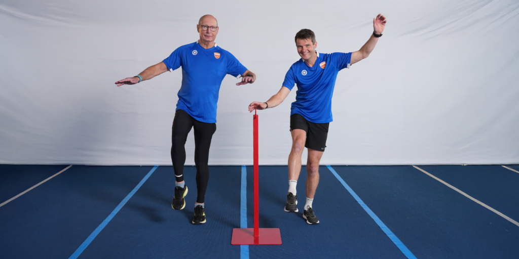twee sporters doen staande oefening