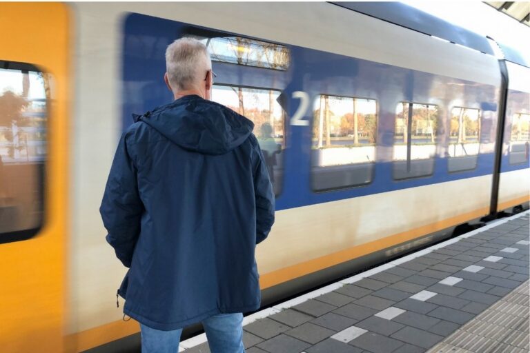 ter illustratie: persoon die wacht op de trein
